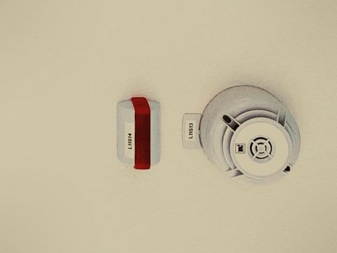 A smoke alarm on a white ceiling